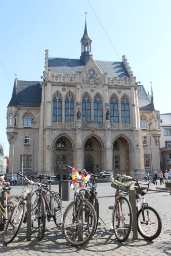 Bild: Erfurter Rathaus © Stadtverwaltung Erfurt Erfurter Rathaus mit Fahrrädern im Vordergrund