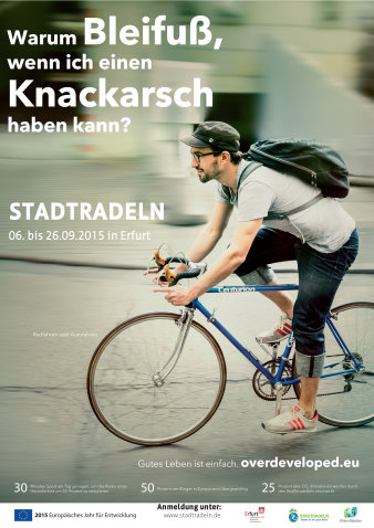 Das Bild stellt einen Radfahrer dar. Schriftzüge: Warum Bleifuß, wenn ich einen Knachkarsch haben kann. Stadtradeln vom 6. bis 26.9.2015 in Erfurt. Radfahren statt Autofahren