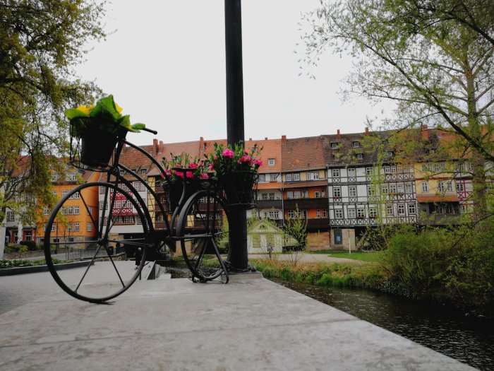 Ein Blumenständer als Fahrrad mit Blumen geschmückt vor der Krämerbrücke.