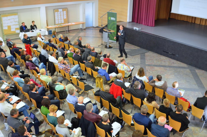 Bürgerenergiekonvent 2015 in Erfurt Foto mit Publikum und Redner beim Bürgerenergiekonvent