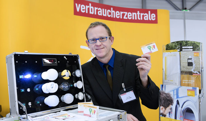 Lars Lange kennt sich aus: Er und seine Energieberater-Kollegen beraten regelmäßig die Bürger und Bürgerinnen in Sachen Energieeinsparung. Mann an Beratungsstand