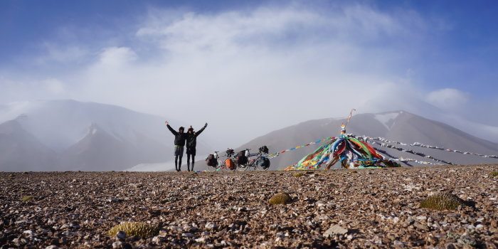 Foto: Zu zweit durch den Himalaya auf bis zu 5.200 m hohe Pässe zum Dach der Welt © Paul und Hansen Hoepner Zwei Radfahrer auf Berggipfel