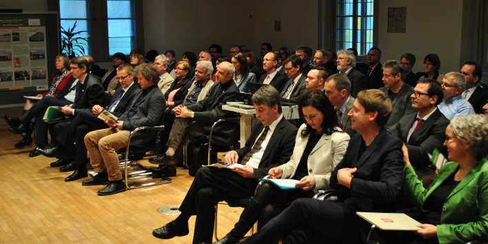 Das Bild zeigt das Publikum bei der Preisverleihung des European Energy Award im Plenarsaal des Rathaus Jena