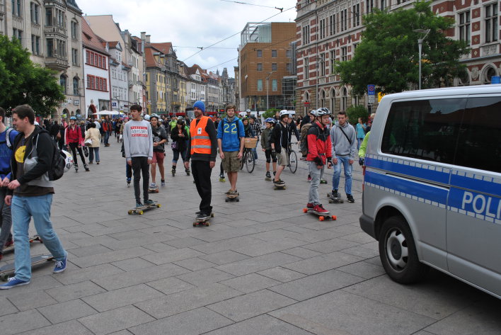 Eine Gruppe Skateboardfahrern auf dem Anger zur 2. Erfurter Rollrunde