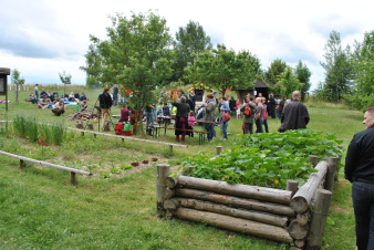 Familien sitzen auf der Wiese der Fuchsfarm