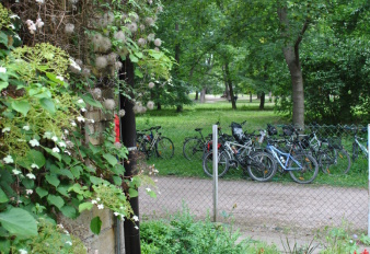 ADFC-Radtourenleiter mit Teilnehmern der Radtour vor dem Dom