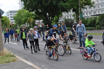 Radfahrer, Skateborder und Inlineskater befahren den nördlichen Juri-Gagarin-Ring