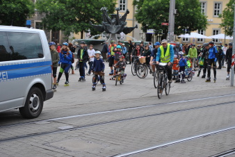 Eine Gruppe Radfahrer und Inlineskater auf dem Anger zur 2. Erfurter Rollrunde