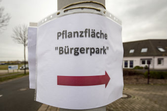 Schild mit Schrift.