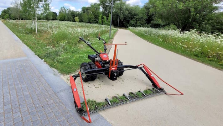 Parkanlage mit dem Arbeitswerkzeug zum Mähen