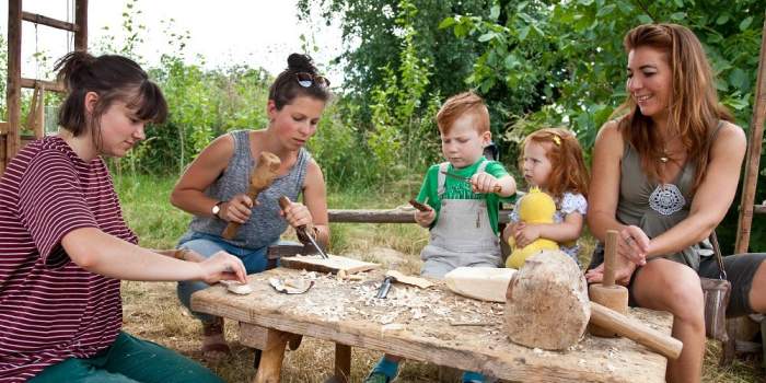 Traditionelle Holzwerkstatt im NaturErlebnisGarten