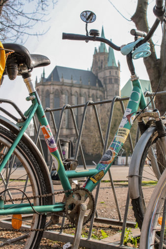 Fahrrad auf Fahrradständer, im Hintergrund große Kirche