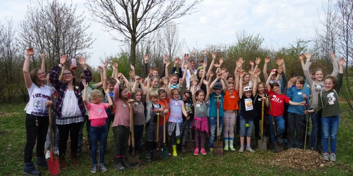 Foto: Die internationale Umwelt-Initiative Plant-for-the-Planet und die Erfurter Firma QUNDIS hatten Anfang April zu einem Kinder-Aktionstag für die Umwelt eingeladen © QUNDIS Kinder beim Baumpflanzen.