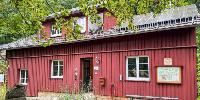 Haus mit Holzvertäfelung