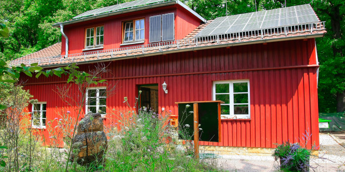 Rotes Haus im Wald.