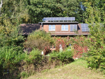 Das Haupgebäude in der Außenansicht des Haupthauses im Naturerlebnisgartens Fuchsfarm. 