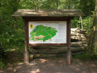 große Hinweistafel mit Abbildung der Wanderwege im Erfurter Steigerwald