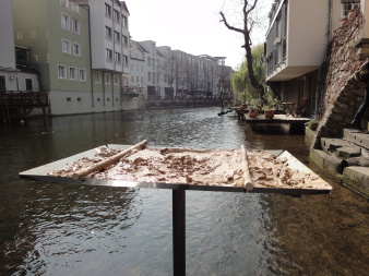 Lehmmischung zum Nesterbau auf Tafel im Flussbett der Gera