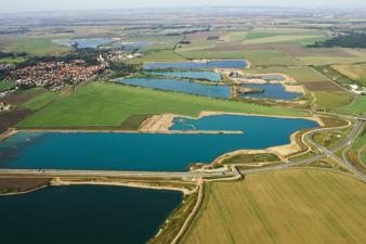 Das Foto zeigt aus der Vogelperspektive das Ensemble der Erfurter Seen Höhe Erfurt-Stotternheim. 