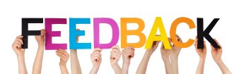 Bild: Feedback © neros/123rf Das Bild enthält Hände, die bunte Buchstaben hochhalten, die das Wort Feedback ergeben.