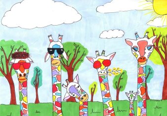 gemaltes Bild mit fünf bunten Giraffen, drei tragen Sonnenbrillen, im Hintergrund Bäume und blauer Himmel