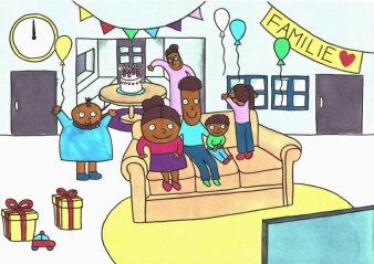 Eine dunkelhäutige Familie sitzt auf einem beigen Sofa. Im Hintergrund sind Luftballons und eine Geburtstagastorte.
