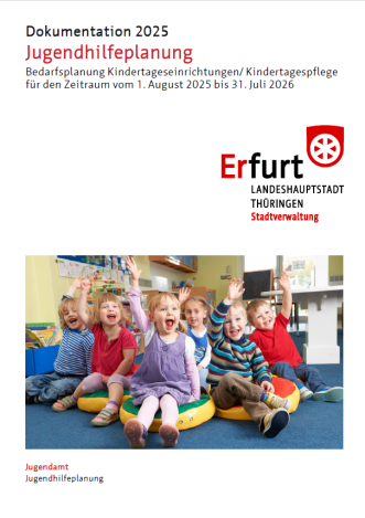 Deckblatt Bedarfsplanung Kindertageseinrichtungen/Tagespflege 2025 bis 2026 Weißer Hintergrund, unten-mittig ein Bild mit sechs lachenden Kindergartenkindern, die sich melden.