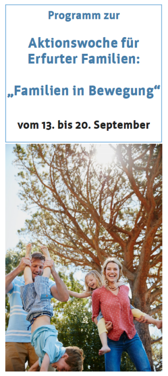 Familienbild. Der Vater hält seinen Sohn an den Beinen in der Luft. Die Mutter trägt die Tochter auf dem Rücken.