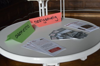 Ein runder Tisch mit Infomaterial