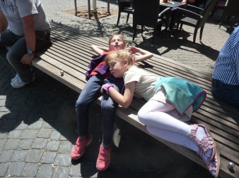 Foto: erzieherischer Kinder- und Jugendschutz2 © Stadtverwaltung Erfurt zwei Mädchen liegen gemeinsam auf einer Parkbank und genießen mit geschlossenen Augen die Sonne