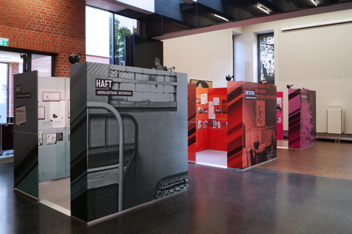 Wanderausstellung Haft, Diktatur, Revolution Raum mit zellenartigen Ausstellungskabinen