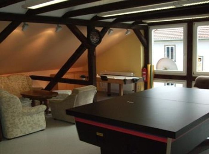 FZT Bischleben Innenraum Das Bild zeigt einen Innenraum des Freizeitreffs Bischleben mit einem Billardtisch, einen Tischkicker sowie einer Sofaecke.