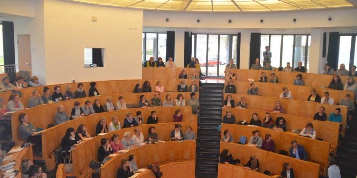 Das Bild zeigt das mit Menschen gefüllte Auditorium des Helios Klinikum zum 7. Fachtag der Frühen Hilfen im Jahr 2016