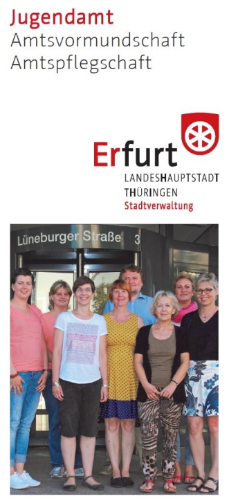 Das Titelbild für den Flyer der Amtsvormundschaft und der Amtspflegschaft zeigt acht Mitarbeiter des Jugendamtes wie Sie vor dem Bürogebäude in der Lüneburger Straße 3 stehen.