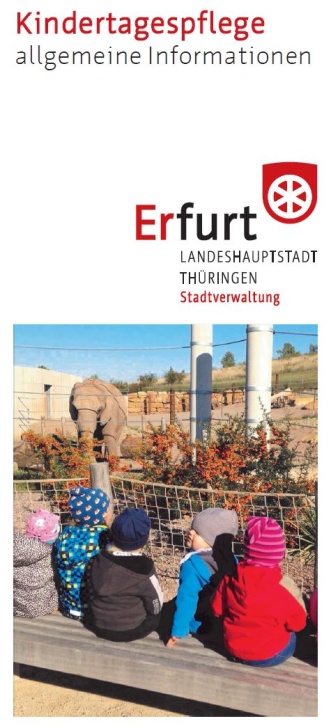 Das Titelbild der Broschüre Kindertagespflege zeigt eine Gruppe Kleinkindern sitzend auf einer Bank und einem Elefanten im Zoo zuschauend.