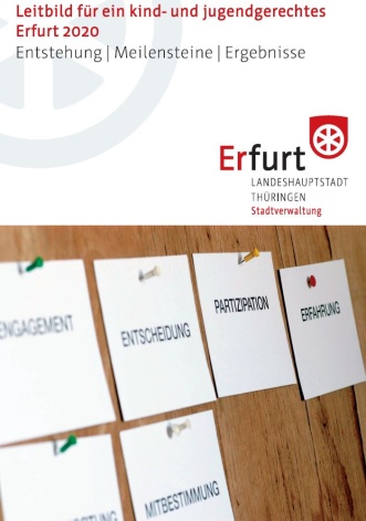Das Titelbild des Leitbildes für ein kind- und jugendgerechtes Erfurt 2020 zeigt eine Holzwand auf der Zettel mit Begriffgen wie Partizipation mit Nadeln anheftet sind.
