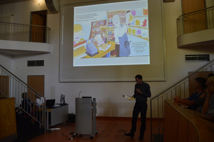 Fachtag Frühe Hilfen Referent vor Präsentation an der Wand