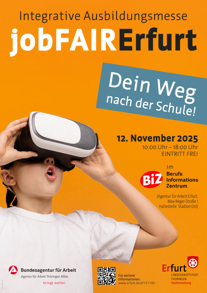 Ein Junge in weißem Shirt schaut erstaunt durch eine VR-Brille. Der Hintergrund ist orange. 