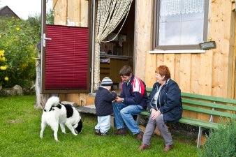 Familie sitzend beim Gespräch.