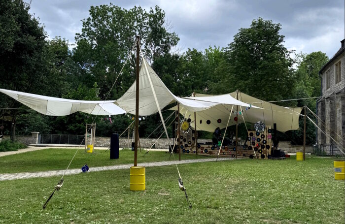 Erfurter Krämerbrückenfest 2025 - Inklusiver Dancefloor Mit Zelten überdachte Wiese als barriereamer Dancefloor.