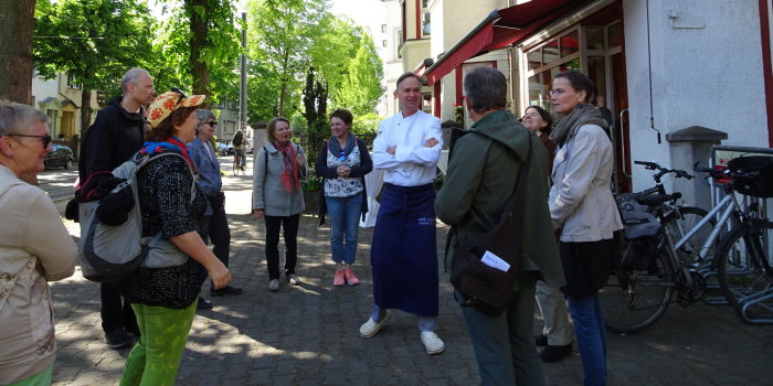 Foto: Ein Höhepunkt des gemeinsamen Weges war übrigens der Besuch der Backstube Lobenstein © Stadtverwaltung Erfurt / F. Alff Menschen vor einem Geschäft