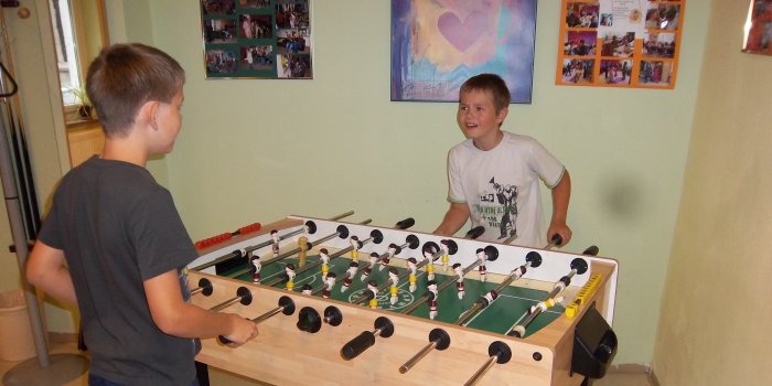 Zwei Jungen spielen Tisch-Fußball