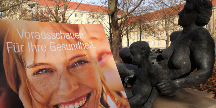 Werbefoto mit lachender Frau vor dem Gebäude des Erfurter Gesundheitsamtes