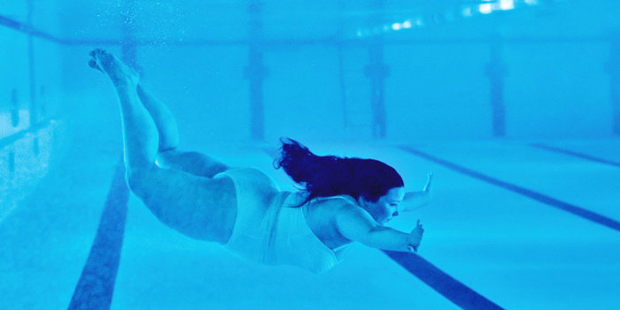 Frau unter Wasser eines Schwimmbeckens