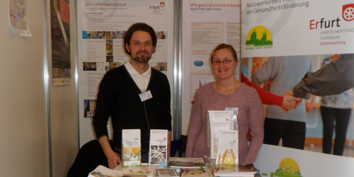 Ein Mann und eine Frau im Messestand