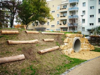 Tunnel aus Beton, der durch einen Hang führt