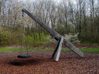 Balken aus Holz mit Reifenschaukel