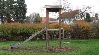 Rasenfläche mit Rutschenturm aus Holz