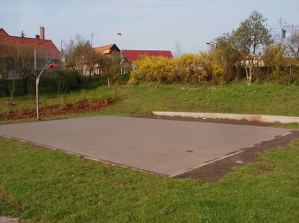 Sandplatz mit Basketballkorb