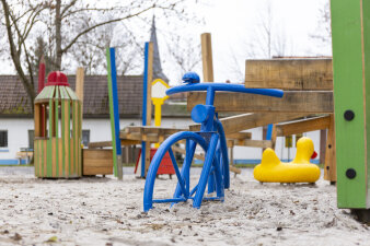 Spielplatz mit bunten Geräten